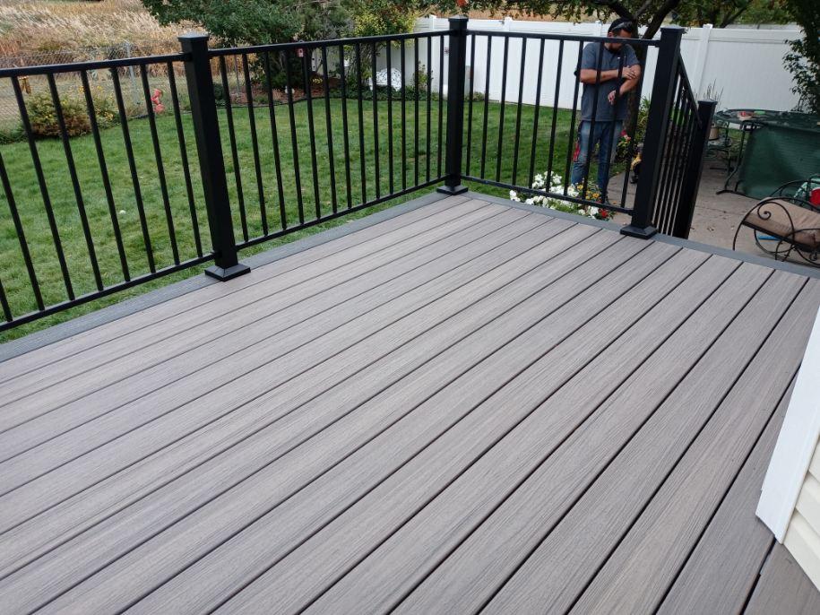 Layton Trex Deck Rocky Harbor with a Clam Shell Picture Frame Boarder